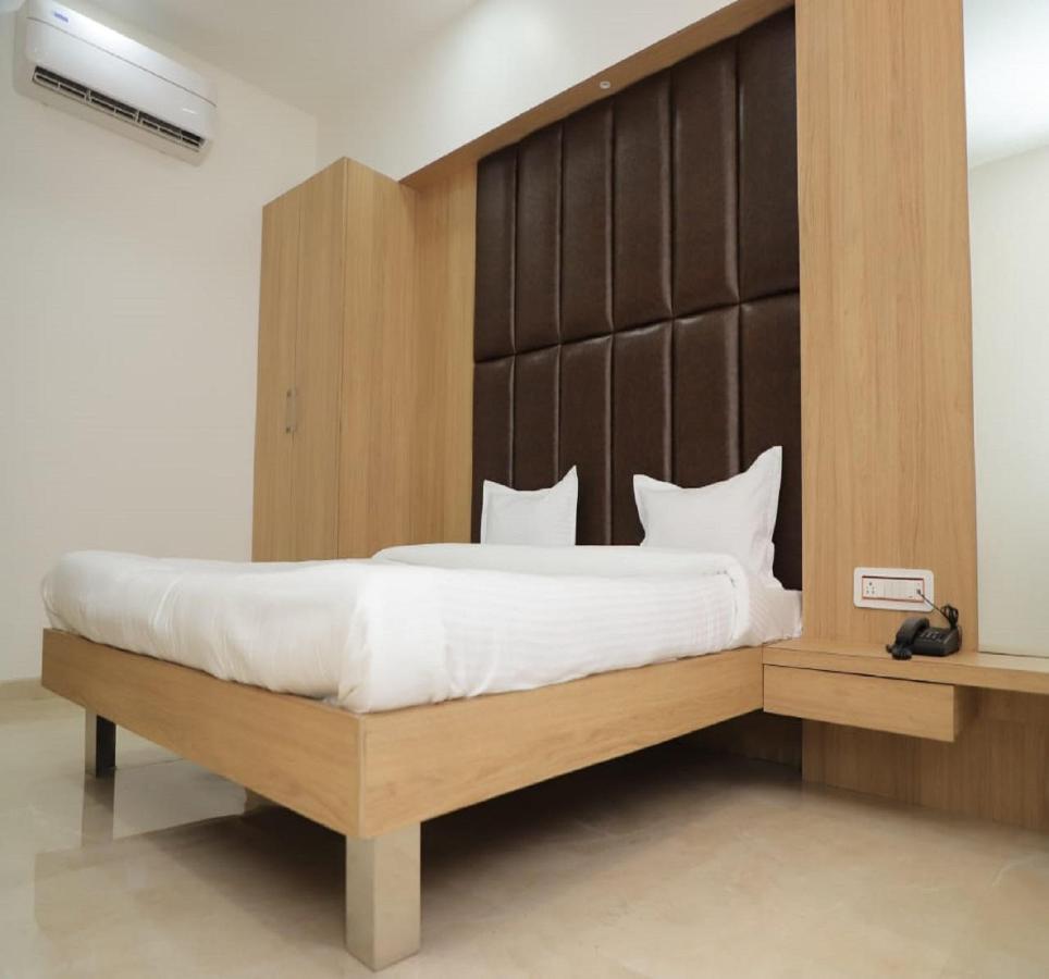אחמדנגר Hotel Dwarka Palace מראה חיצוני תמונה