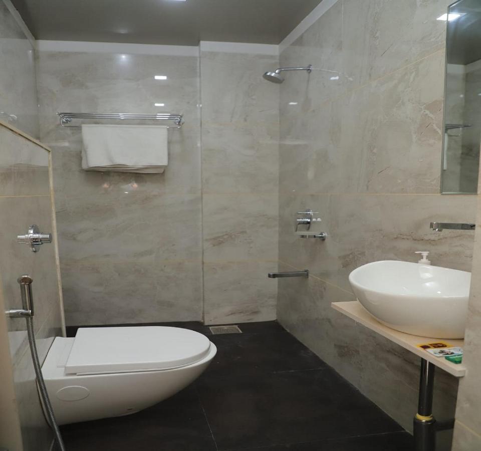 אחמדנגר Hotel Dwarka Palace מראה חיצוני תמונה