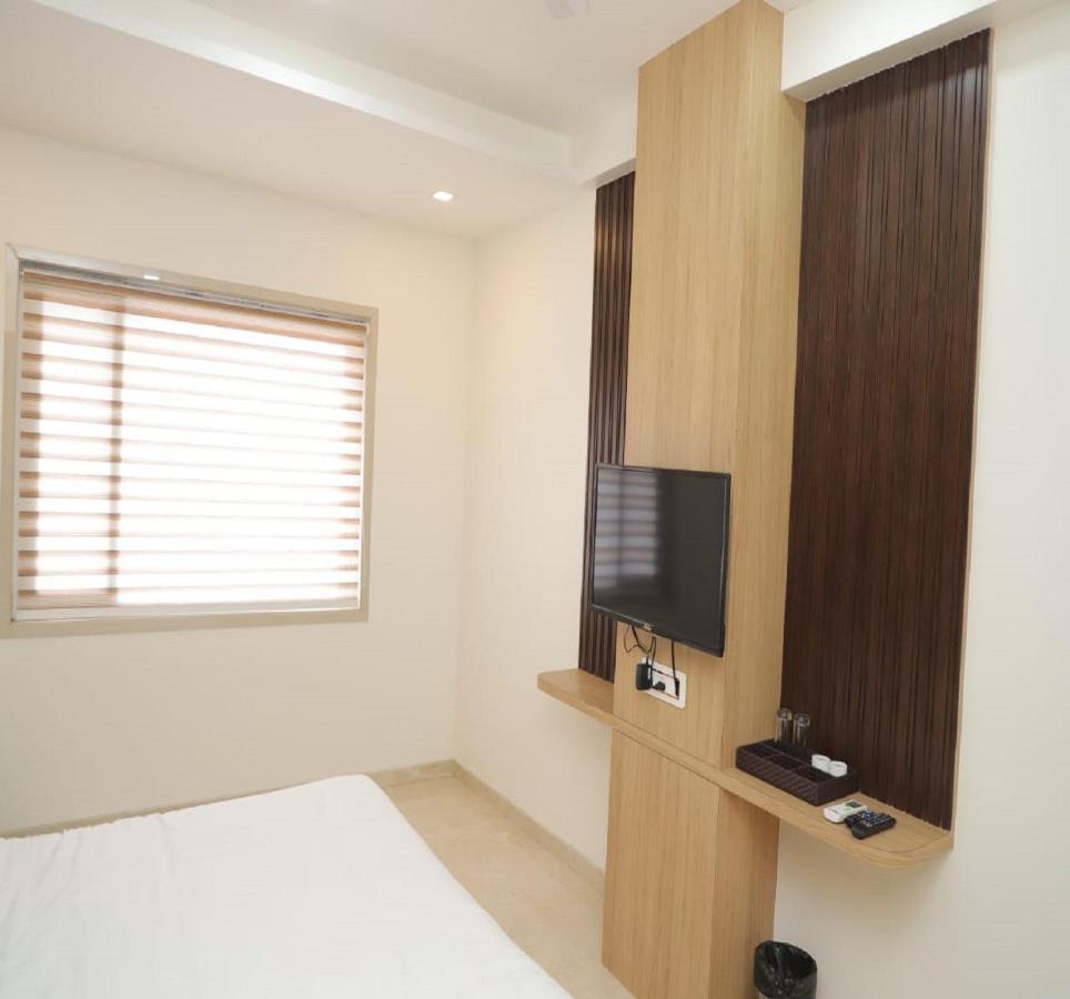 אחמדנגר Hotel Dwarka Palace מראה חיצוני תמונה