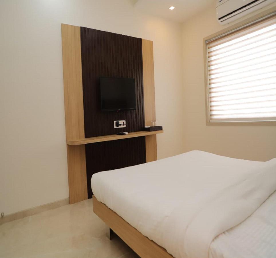 אחמדנגר Hotel Dwarka Palace מראה חיצוני תמונה