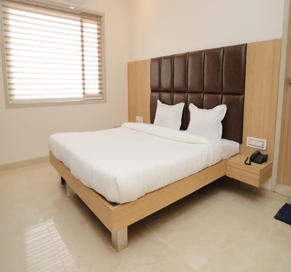 אחמדנגר Hotel Dwarka Palace מראה חיצוני תמונה